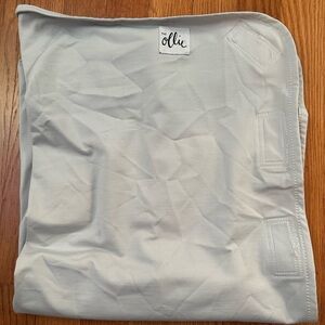 The Ollie Baby Swaddle in Light Gray
